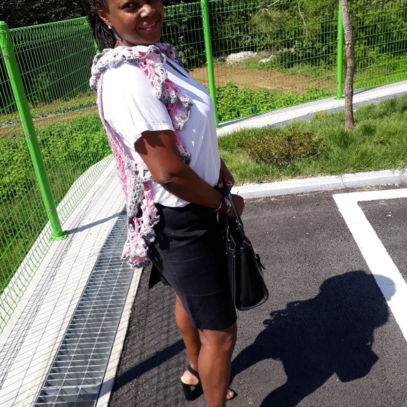 Ruffled crochet vest with intricate mandala design - Picture 4 of 4